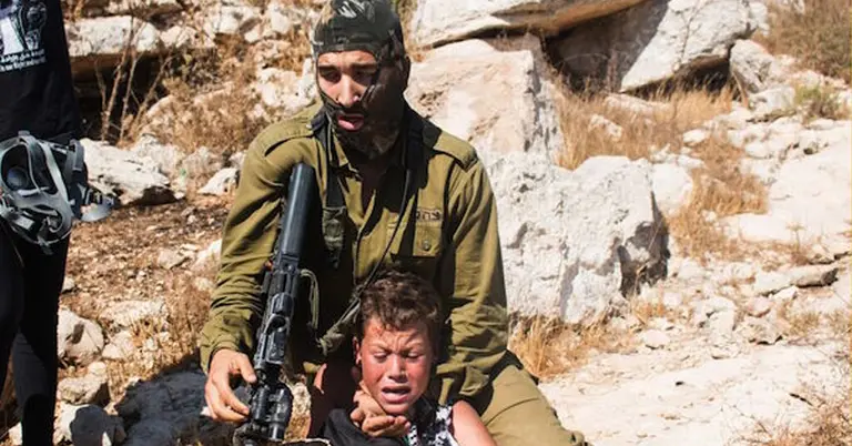 এক কিশোরকে গ্রেপ্তার করছে ইসরাইলি বাহিনী